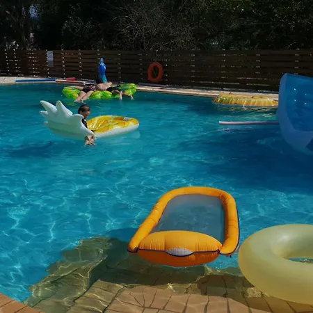 Bright 2br Kitchenette Pool 2 Penzion