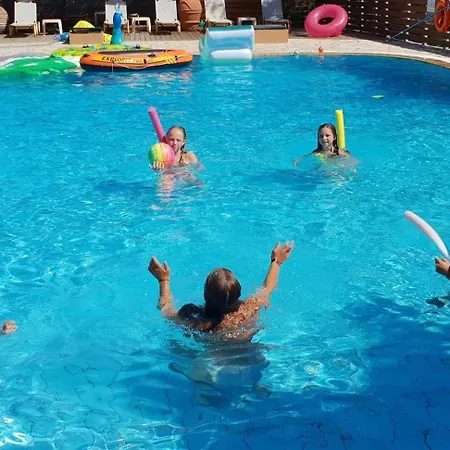 Bright 2br Kitchenette Pool 2 Penzion