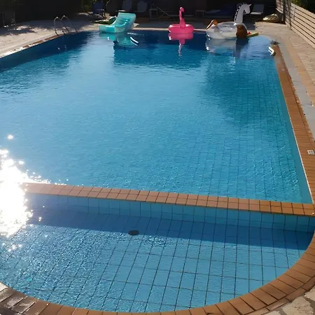 Bright 2br Kitchenette Pool 2 Penzion